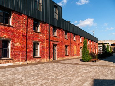 Modern kafe çalışma alanı dış tavan arası tarzı kırmızı tuğla duvar eski endüstriyel bina yenilemesi. Yaratıcı kentsel kaçma alanı şehir çatı katı dönüştürme tuğla depo dizaynı tabandan tavana pencere