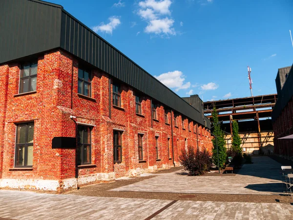 Modern kafe çalışma alanı dış tavan arası tarzı kırmızı tuğla duvar eski endüstriyel bina yenilemesi. Yaratıcı kentsel kaçma alanı şehir çatı katı dönüştürme tuğla depo dizaynı tabandan tavana pencere