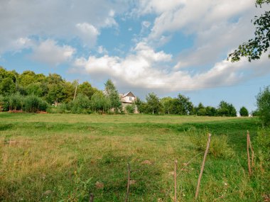 Karpat Dağları, Ukrayna, Avrupa 'daki eski otantik ahşap ev. Manzara yeşili köknar ağaçları güneşli bir gün. Çevre turizmi orman gezileri Cottagecore Zakarpattya bölgesini geziyor.