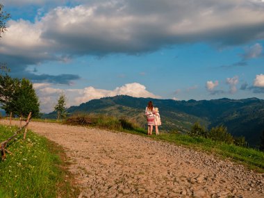 Otantik kostümler içinde Ukraynalı kadınlar güzel Karpat Dağları 'nın zirvesinde dikilen işlemeli gömlekler içinde anne ve kız. Ukrayna 'nın Bağımsızlık Günü Zakarpattya Yerel Seyahat Avrupa