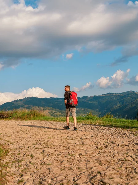 Millennial Man Hiking Backpack Carpathian Mountains Road Climbing Peak Scenic — Stock Photo, Image