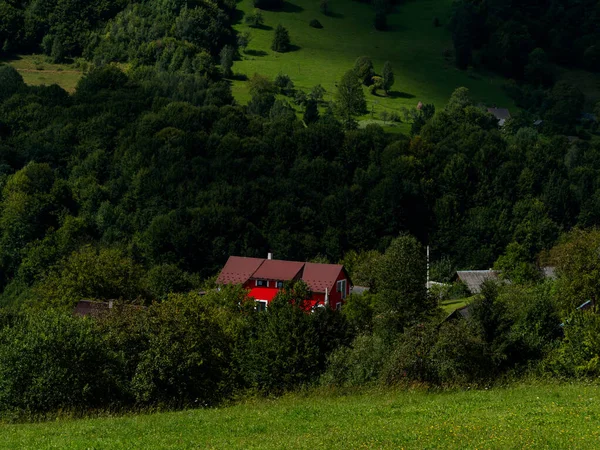 Moderna Casa Rossa Nella Foresta Dei Monti Carpazi Ucraina Europa — Foto Stock