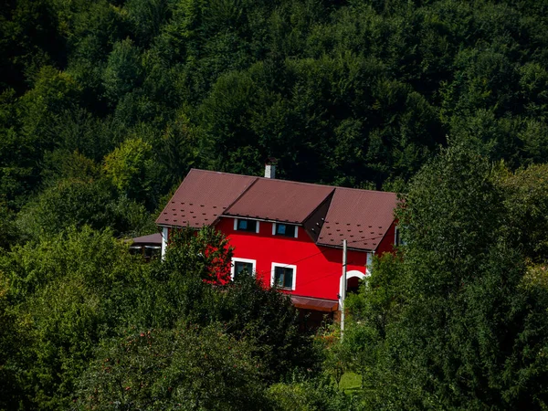 Modernt Rött Hus Karpatisk Fjällskog Ukraina Europa Naturskönt Landskap Grön — Stockfoto