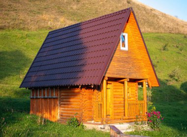 Karpat Dağları, Transcarpathia Bölgesi, Ukrayna, Avrupa 'daki modern küçük ahşap ev manzarası. Yeşil çimenli çiçek açan gezginler için mükemmel küçük kiralık evler..