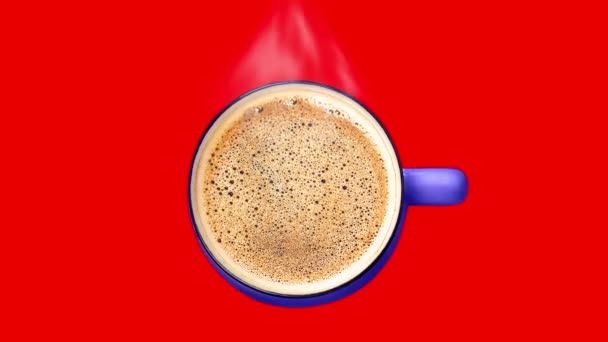 Tazza Caffè Fumante Con Schiuma Vista Dall Alto Rosso Sfondo — Video Stock