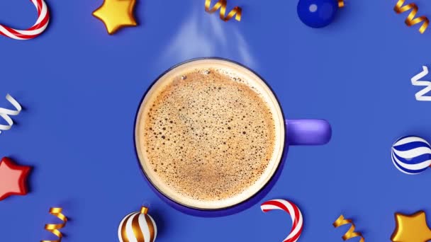 Stoomende Kerst Koffiekopje Met Schuim Blauwe Achtergrond Ornamenten Candy Cane — Stockvideo