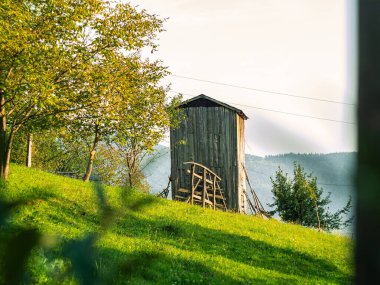 Karpatlar 'ın Ukrayna, Avrupa, Transcarpathia bölgesinde samanlığı olan eski otantik ahşap bir ev. Yerel kırsal seyahat orman yürüyüş yolları. Cottagecore tarzı tatil. Çevre turizmi.
