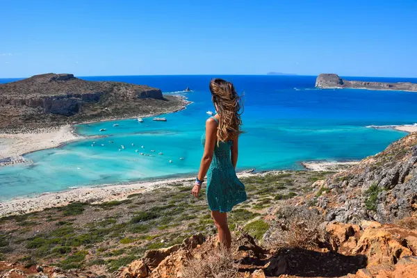 Gezgin Balos Sahili 'ne Girit Adası' ndan bakıyor.