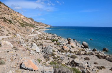 Palaiochora Denizi kıyısında