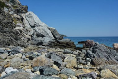 Zelos 'taki kayalar ve deniz.