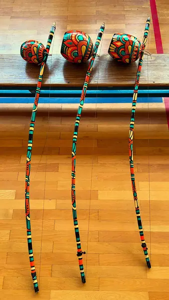 Berimbao, tek telli perküsyon aleti.