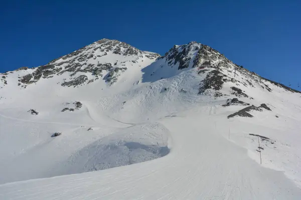 Dağlarda kayak merkezi