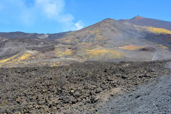 Etna Dağı, İtalya 'nın Sicilya şehrinin doğu kıyısında aktif bir stratovolcano.
