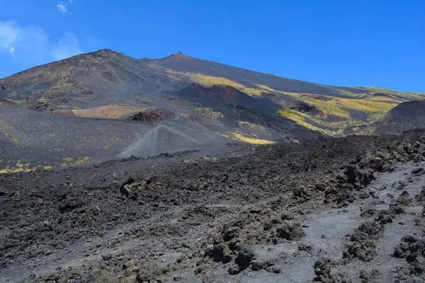 Etna Dağı, İtalya 'nın Sicilya şehrinin doğu kıyısında aktif bir stratovolcano.