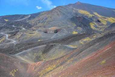Etna Dağı, İtalya 'nın Sicilya şehrinin doğu kıyısında aktif bir stratovolcano.