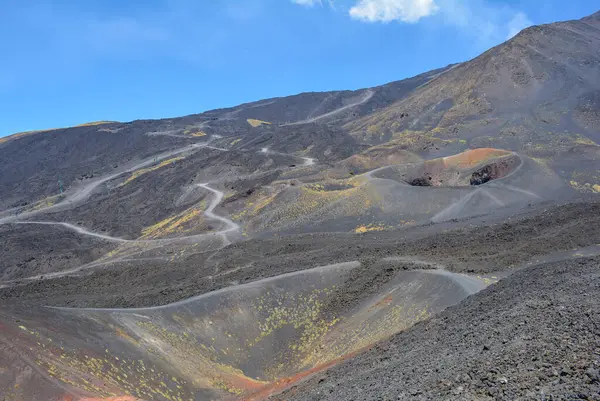 Etna Dağı, İtalya 'nın Sicilya şehrinin doğu kıyısında aktif bir stratovolcano.