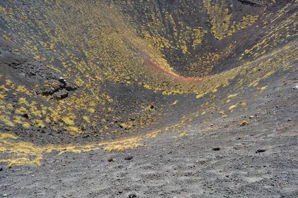 Etna Dağı, İtalya 'nın Sicilya şehrinin doğu kıyısında aktif bir stratovolcano.