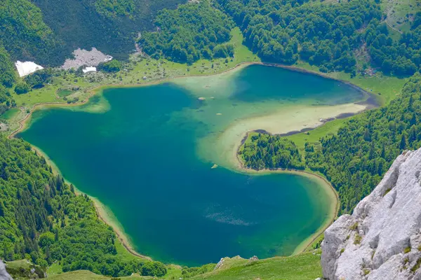 Trnovako Gölü, en çok kalp şekliyle tanınan, kuzey Karadağ