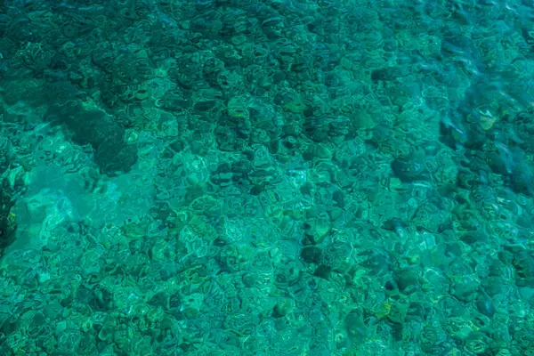 Deniz, yeşil ve mavinin güzel bir birleşimidir..