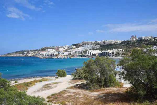 Güneşli bir yaz gününde Malta 'daki Mellieha Sahili' nin manzarası