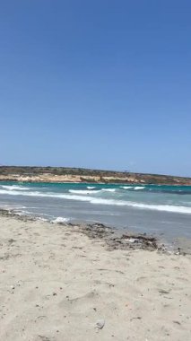 Sahilde dalgalar, Malta, Mellieha plajı.