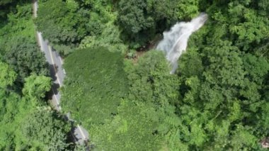 Tayland 'da şelaleli hava manzaralı yağmur ormanı manzarası. Kamera kayıtları, şelalenin hava görüntüleri. güzel doğal arkaplan.