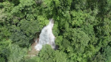 Tayland 'da şelaleli hava manzaralı yağmur ormanı manzarası. Kamera kayıtları, şelalenin hava görüntüleri. güzel doğal arkaplan.