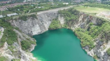 Büyük Kanyon Chonburi. Kamyonlar dağ tepeleriyle dolu taş ocağında kara grunge zeminli kömür madenciliği kazıyorlar. Fabrika endüstrisinde doğa manzarası. Çevre. Hava görüntüsü b rulosu 4k.