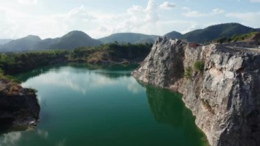 Makine kazıcı kamyonları üzerinde uçan hava aracı kömür madenciliği kazıyor. Çevre sorunu ve kirlilik. Fabrika madencilik endüstrisi. Dağ tepeleriyle taş ocağında Grunge Taşı. Kamera b rulosu.