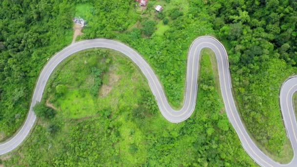 Dron Lotu Ptaka Przelatuje Nad Krętą Drogą Porze Deszczowej Tropikalnej — Wideo stockowe