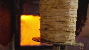 Geleneksel Türk Doner Kebabı yapmadan önce Shawarma eti kesiliyor. Tayland 'da sokak yemeklerinde kebap. Kamera b rulosu.
