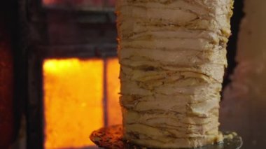 Geleneksel Türk Doner Kebabı yapmadan önce Shawarma eti kesiliyor. Tayland 'da sokak yemeklerinde kebap. Kamera b rulosu.