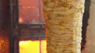 Geleneksel Türk Doner Kebabı yapmadan önce Shawarma eti kesiliyor. Tayland 'da sokak yemeklerinde kebap. Kamera b rulosu.