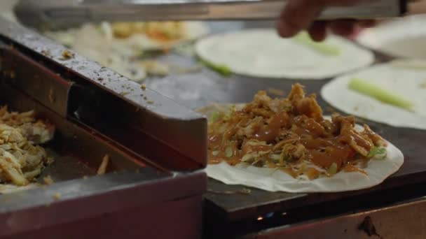 伝統的なトルコのドナーケバブを作る前にシャワルマ肉をカットされています タイのストリートフードレストランでケバブ肉 映像Bロール — ストック動画