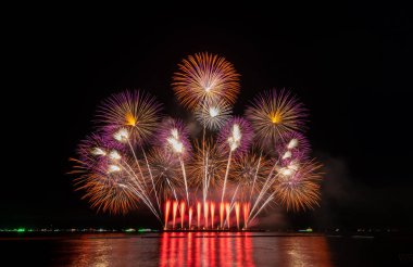 Uluslararası havai fişek festivali Pattaya, Tayland. Güzel havai fişek festivali gece boyunca gökyüzünü aydınlatıyor. Havai fişek gösterisi.