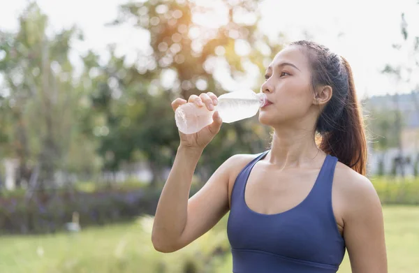Frau Trinkt Sauberes Wasser Aus Flasche Frauen Trinken Nach Dem — Stockfoto