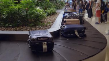 Changi Uluslararası Havalimanı bagaj teslim yeri. Changi Uluslararası Singapur Havaalanı. 4k Yavaş çekim b roll.