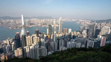 HONG KONG, ÇİN - 26 Kasım 2023: ünlü Hong Kong siluetinin ve yüksek dağdaki Victoria Limanı 'nın gündüz-gece görüşü. Zaman Çizelgesi Şehir Şeması Hong Kong.