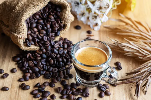 Varmt Kaffe Espresso Eller Amerikan Och Kaffeböna Äldre Träbord Morgonen — Stockfoto