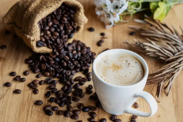 清晨时分 咖啡浓咖啡或美式咖啡和咖啡豆放在老旧的木桌上 咖啡休息时间 — 图库照片#