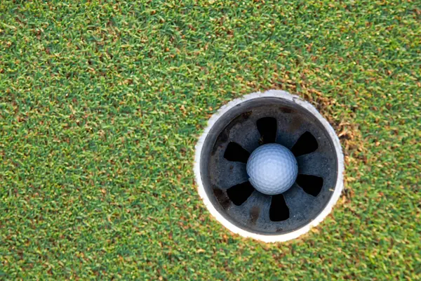 球洞里的高尔夫球 — 图库照片#