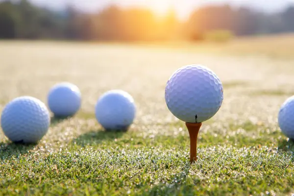 Golfball Auf Einem Grünen Rasen Golfplatz Sportarten Die Menschen Auf — Stockfoto
