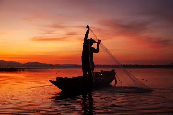 Fisherman Casting His Net Sunset Silhouette Asian Fisherman Wooden Boat — Stock Photo, Image