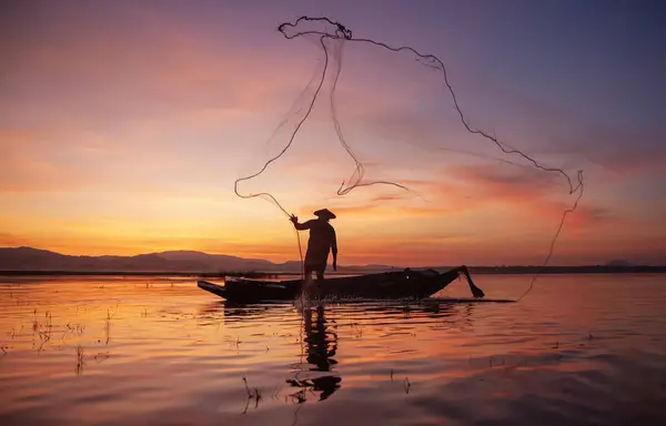 Fisherman Casting His Net Sunset Silhouette Asian Fisherman Wooden Boat — Stock Photo, Image