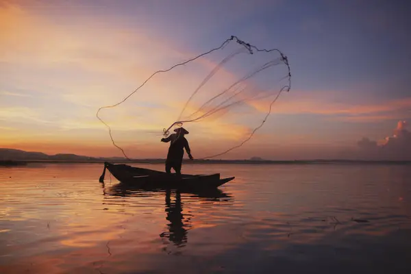 Pescador Lanzando Red Atardecer Silueta Pescador Asiático Barco Madera Fundición — Foto de Stock