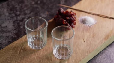 Pilav viskisini bardağa 40 derece dök. Yavaş çekim 4k.