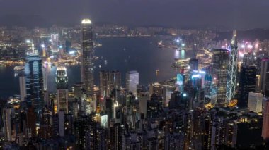 HONG KONG, ÇİN - 26 Kasım 2023: ünlü Hong Kong siluetinin ve yüksek dağdaki Victoria Limanı 'nın gündüz-gece görüşü. Zaman Çizelgesi Şehir Şeması Hong Kong.