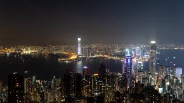 HONG KONG, ÇİN - 26 Kasım 2023: ünlü Hong Kong siluetinin ve yüksek dağdaki Victoria Limanı 'nın gündüz-gece görüşü. Zaman Çizelgesi Şehir Şeması Hong Kong.