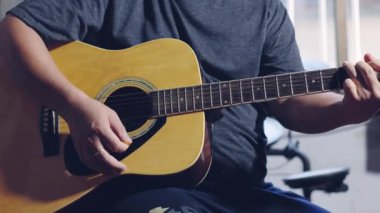 Gitarist elleri gitar çalıyor. Gitar ve akor gitar çalan bir adam. Görüntü b-roll 4k.