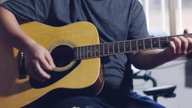 Gitarist elleri gitar çalıyor. Gitar ve akor gitar çalan bir adam. Görüntü b-roll 4k.